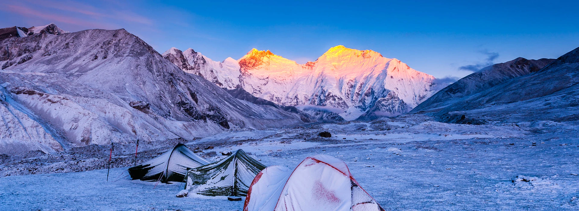 The continuous snowfall halted the Everest climbers at the base camp